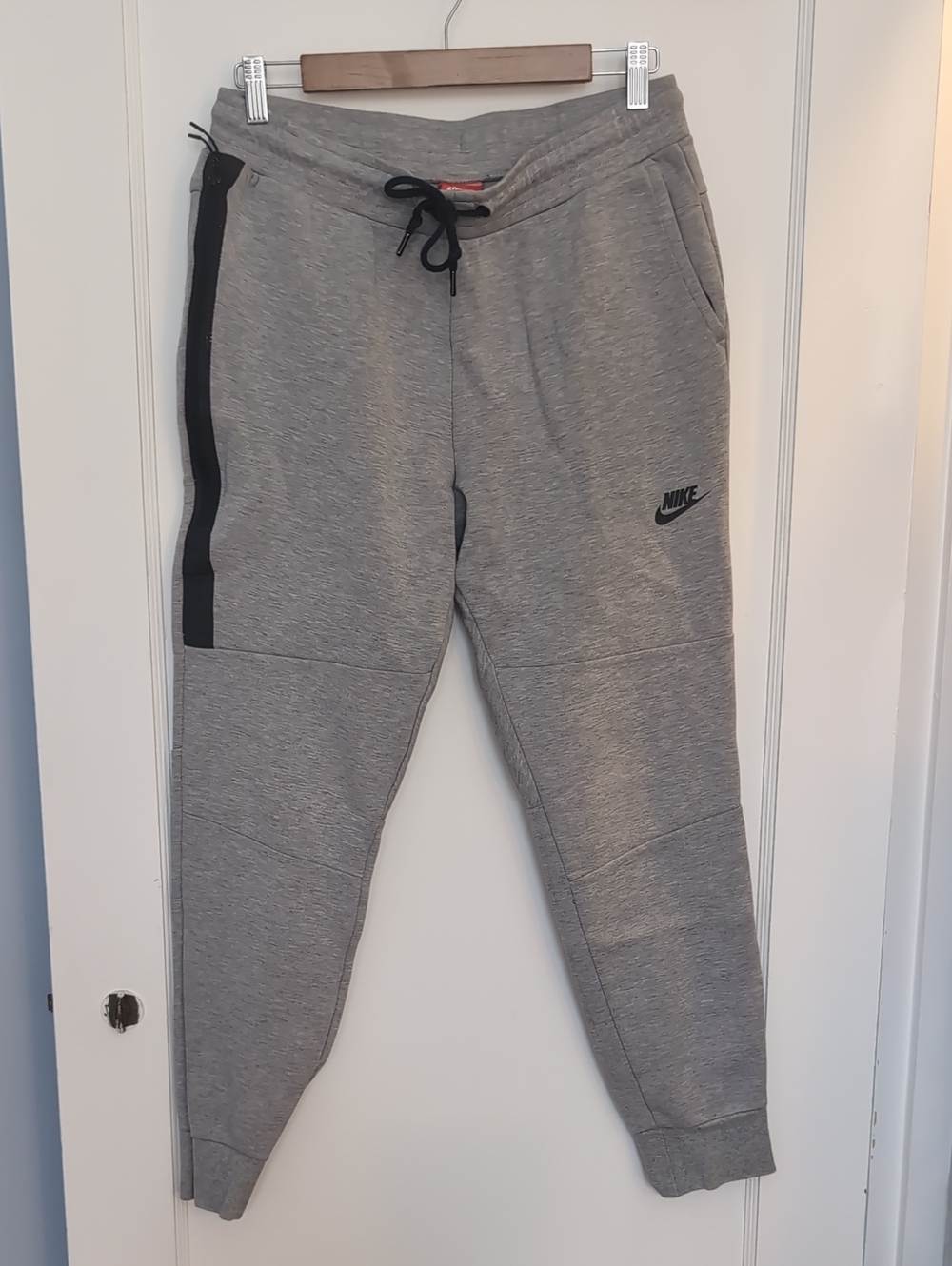 🫰🏼 Nike Gray Cropped Joggers with Large Stash Pocket Athleisure